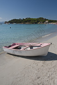 圣玛丽亚岛的小粉红小船 旅游的 海滩 意大利 旅行图片