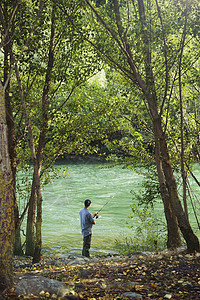 渔民站在河岸附近 持有渔棍 男性 树 乐趣 成人图片