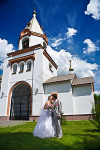 在教堂背景上新婚吻亲吻图片