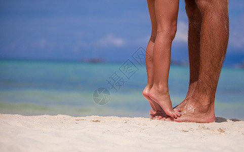 小女孩站在她父亲的脚上 在白沙滩上 乐趣 干净的图片