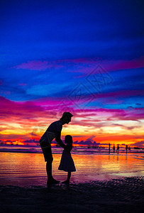 在菲律宾博拉凯海滩日落时 父亲和女儿的双影带 格力 异国情调图片