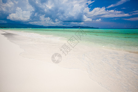 菲律宾Boracay带绿绿水和白沙滩的完美热带海滩 菲律宾博拉凯 海景 海滨图片