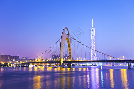 广州桥 晚上在中国 游客 美丽的 河 亚洲 塔图片