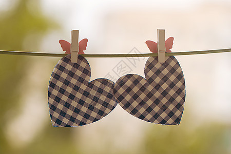 蓝色的心挂在衣绳上 假期 热情 手工制作的 浪漫 爱图片