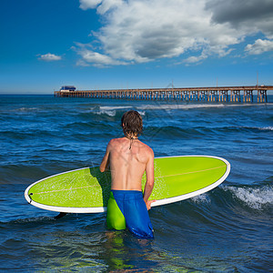 男孩冲浪者等待海滨的波浪 运动 纽波特 幸福 蓝色的图片