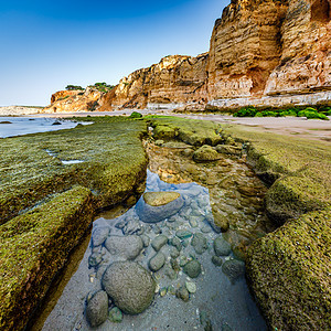 上午上午 拉各斯州Al-阿尔巴德穆斯海滩的海滩岩石和克里夫斯 夏天 地形图片