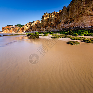上午上午 拉各斯州Al-阿尔巴德穆斯海滩的海滩岩石和克里夫斯 支撑 水图片