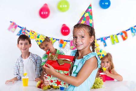 生日派对上带礼物盒的女孩 微笑 卷曲 帽 孩子图片