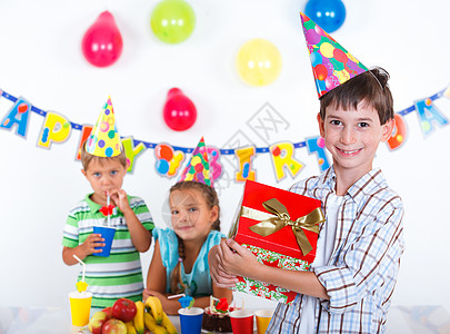 生日派对上带礼物盒的男孩 尖叫 女孩 团聚 朋友图片
