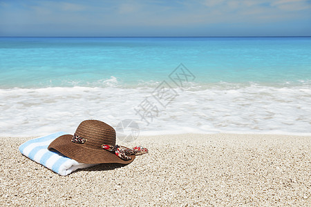 沙滩上的帽子和毛巾 自然 美丽 夏天 假期 休闲的图片