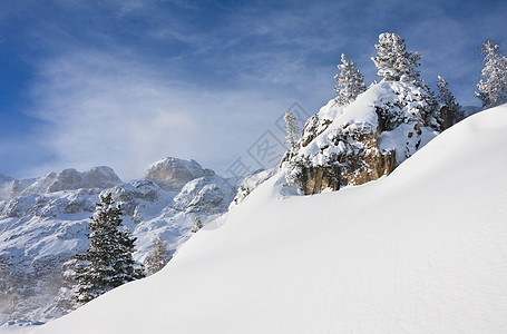 意大利萨尔瓦迪瓦尔花园滑雪度假胜地 阿尔卑斯山 山峰图片