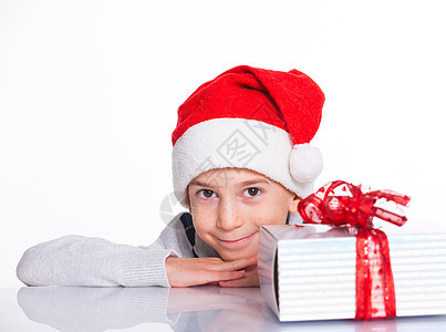 带着礼物盒的圣诞老人帽子小男孩 快乐 微笑 童年图片