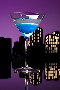 蓝色马丁尼鸡尾酒 调酒师 伏特加酒 城市景观 饮料 热带 紫色的图片