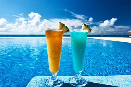 游泳池附近的鸡尾酒 异国情调 奢华 户外 水 热带图片