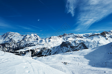 冬季山地降雪 白色的 欧洲 阿尔卑斯山 场景 寒冷的 天空 梅里贝尔图片