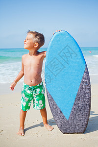 男孩和冲浪板玩得开心 透明度 身体 男生 男性 海浪图片