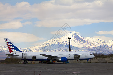 火山和飞机图片