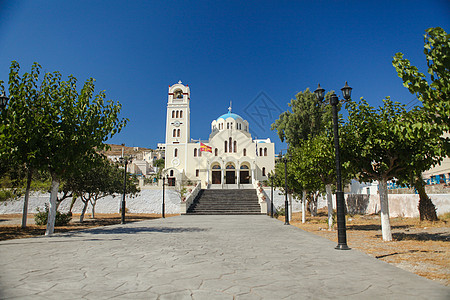 普通广场 在希腊村的中心有一个美丽的教堂 天空 欧洲图片