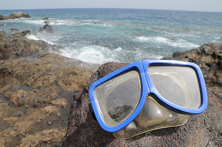 海滩附近的潜水面罩 浮潜 眼镜 海洋 清除 热带 乐趣图片