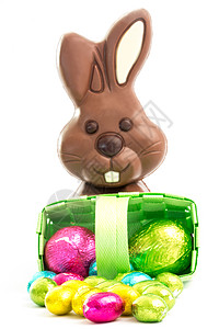 复活节鸡蛋从篮子里溢出 巧克力兔子图片