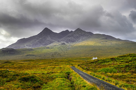 山区 孤单的房屋和道路 苏格兰图片