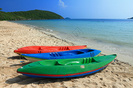 海滩上丰富多彩的船只 自然 蓝色的 海岸线 海浪 旅游图片