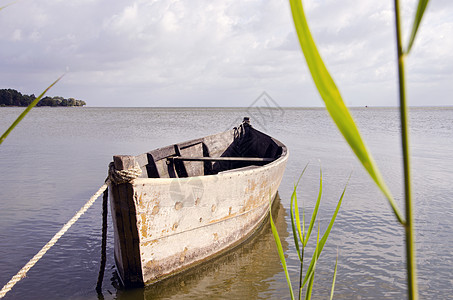 海上漂浮的旧渔船图片