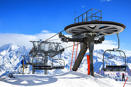 滑雪电梯椅 旅行 山 冬天 单板滑雪 高的 天空图片