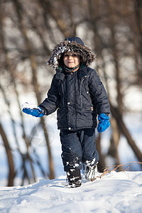 玩雪的可爱男孩 有趣的 健康 乐趣 男生 美丽的 滚雪球图片