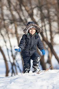 冬天公园的可爱男孩 自然 闲暇 幸福 滚雪球 美丽的背景图片