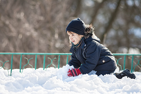 玩雪的可爱男孩 快乐 假期 有趣的 可爱的 美丽的 男生 游戏图片