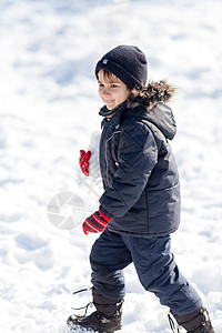 可爱的男孩玩雪 在冬季公园 快乐的 衣服 后代 孩子图片