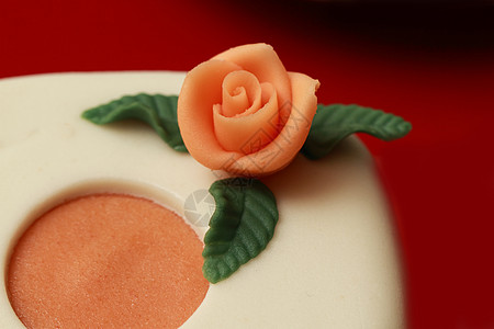 蛋糕加玛西潘玫瑰 奶油 礼物 小吃 面包店 宏观图片