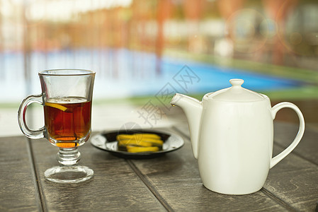 木制桌上的茶杯图片