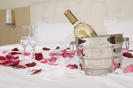 带有大床和红花的旅馆客房 圣诞节 香槟酒 庆典 爱图片