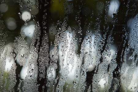 挡风玻璃 有雨滴 湿的 伤心 晚上 下雨 透明的 液体图片