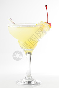 白色背景的新鲜鸡尾酒 透明的 马提尼酒 柠檬 炙烤 夏天图片
