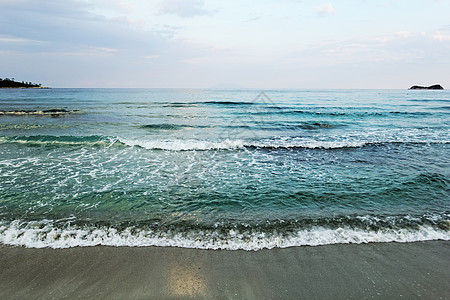 沙沙滩上的海浪 晴天 户外的 白色的 水 美丽的 运动图片