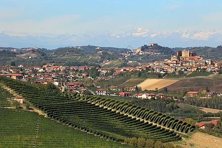 意大利皮埃蒙特山上的意大利小镇图片