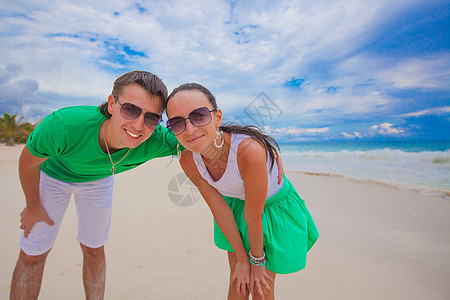 快乐的年轻情侣在奇异海滩上玩得开心 看镜头 家庭 异国情调图片