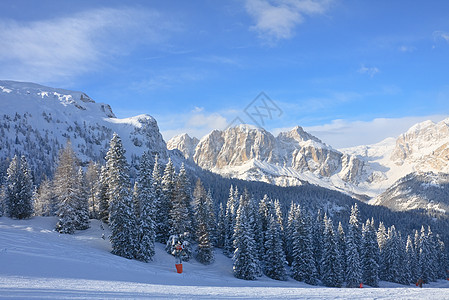 意大利萨尔瓦迪瓦尔花园滑雪度假胜地 山 白云石图片