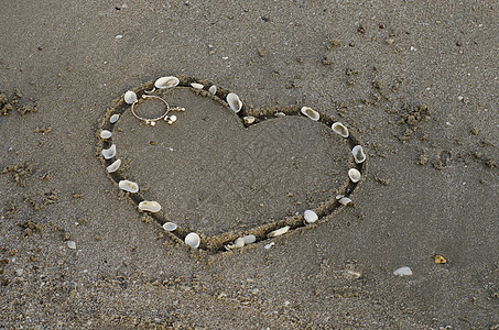 沙滩上的沙子上的心脏 浪漫 自然 海浪 婚礼图片
