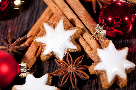 美味的圣诞节饼干和棍棒装饰品 食物 烤的 肉桂背景图片