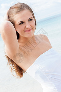 夏天在沙滩上笑着微笑的年轻黑发女人 漂亮的 假期图片