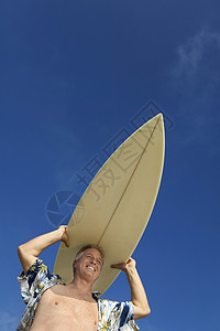 携带头部冲浪板的男性冲浪者 低角度视图 图片
