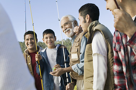 三代家庭在户外捕鱼的三代人中 男性成员微笑图片