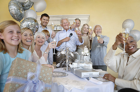 69周年立体字家人和朋友为庆祝祝酒而欢庆背景
