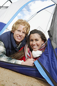 一对幸福的情侣度假在帐篷里放松的肖像图片