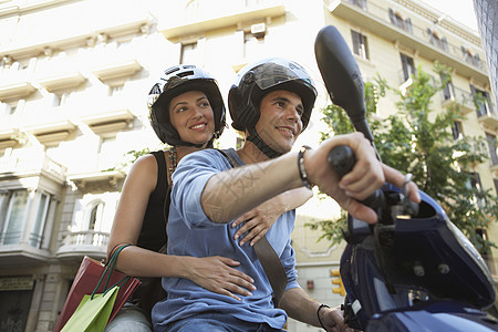 年轻夫妇骑摩托车车图片