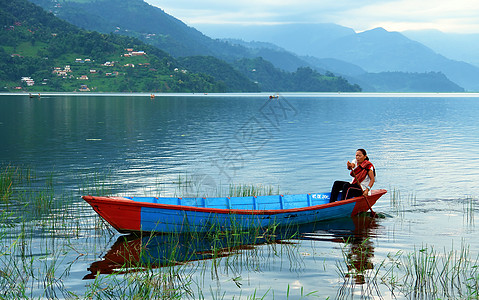 沃萨湖 运输 异国情调 船 反射 美丽 喜马拉雅 爬坡道 男人 放松图片